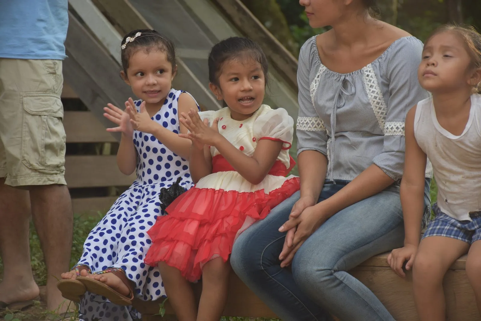 Children and a family member from the Tadazna community